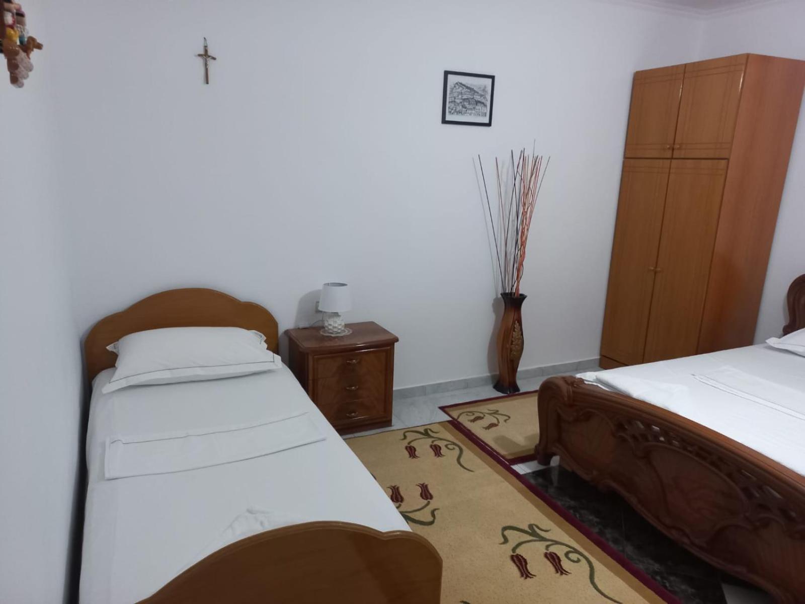 Guest House Bumbli Berat Habitación foto